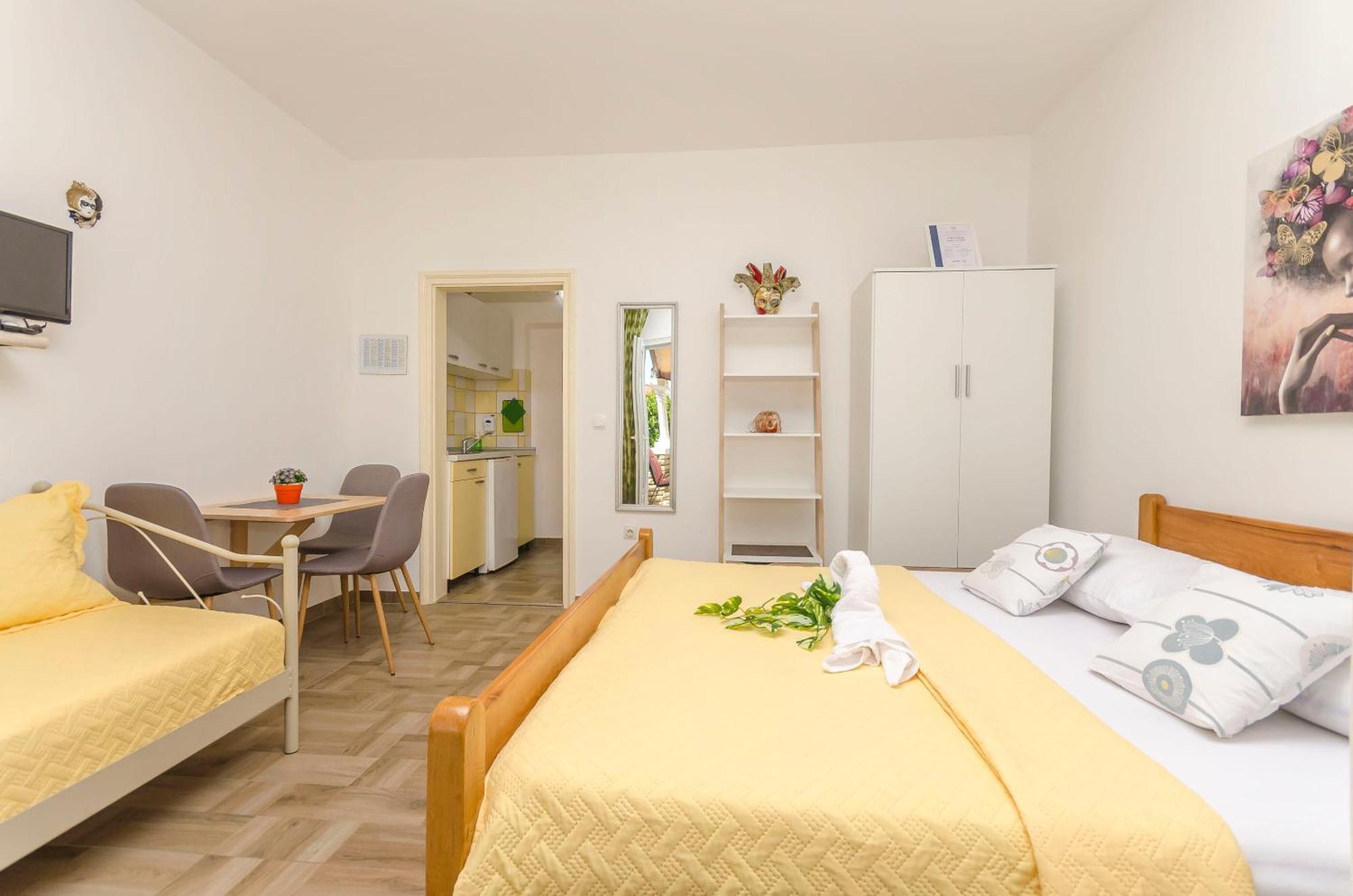 Apartment Robyn On The Beach Srima Exterior foto